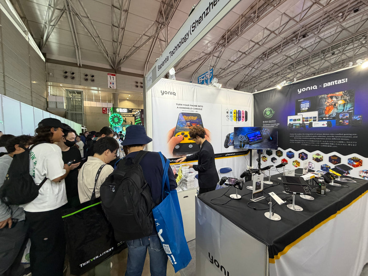 Visitors trying Yoniq GamePatch at gamescom